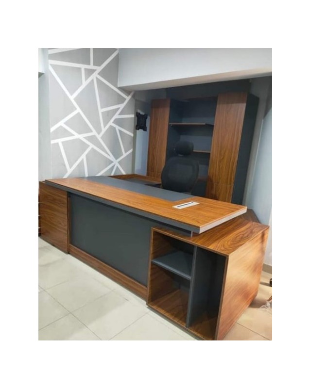 A 180cm desk w18